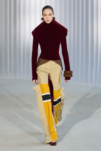 Look 16